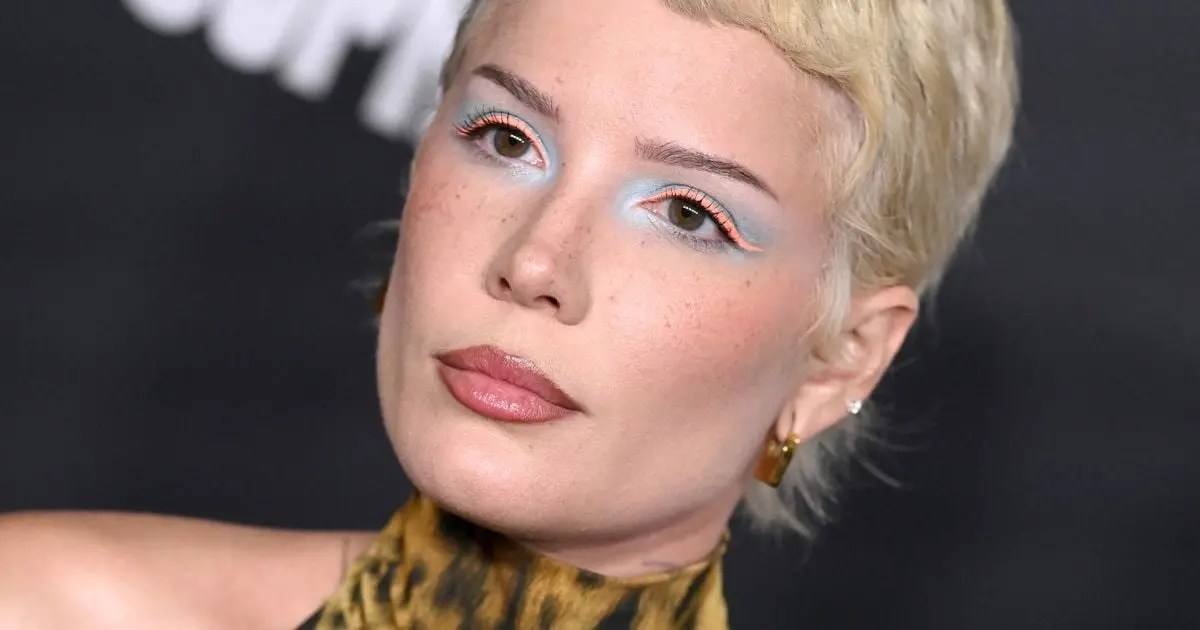 Halsey remet à sa place ce "journaliste" après une critique sans pitié de son dernier album (et difficile de lui en vouloir)