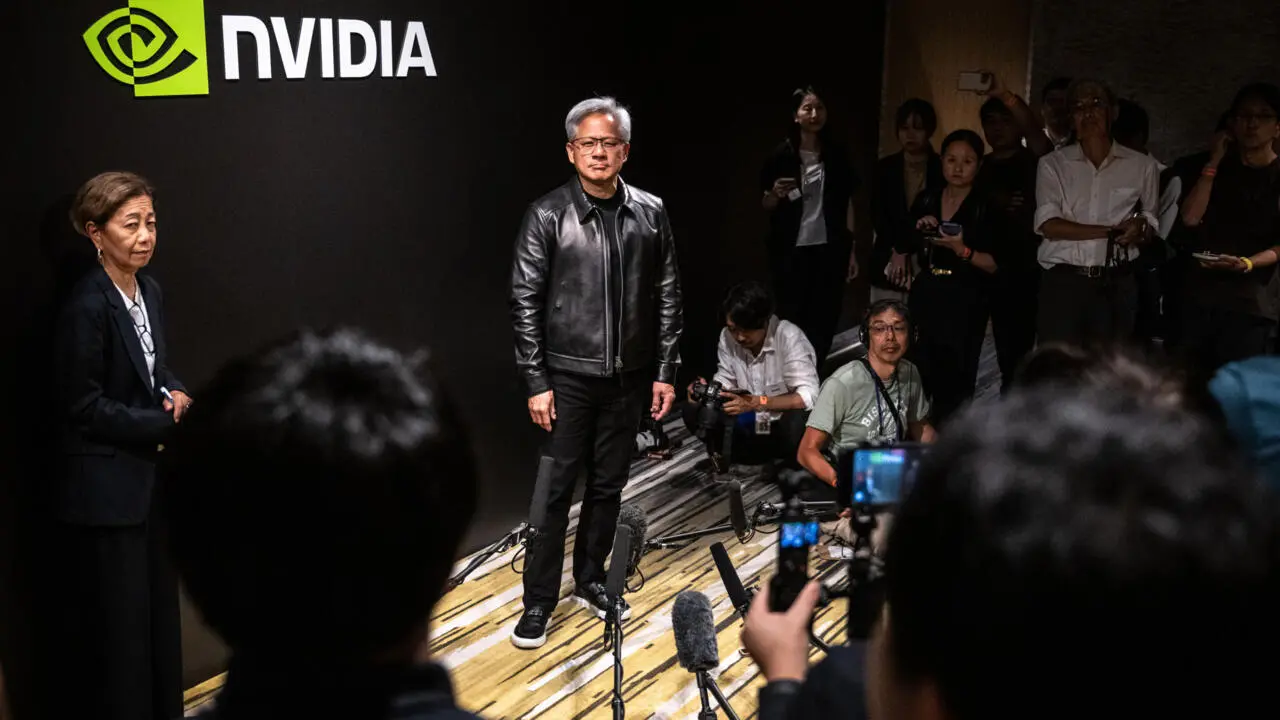 Une veste en cuir du patron de Nvidia vendue aux enchères près d'un million de dollars