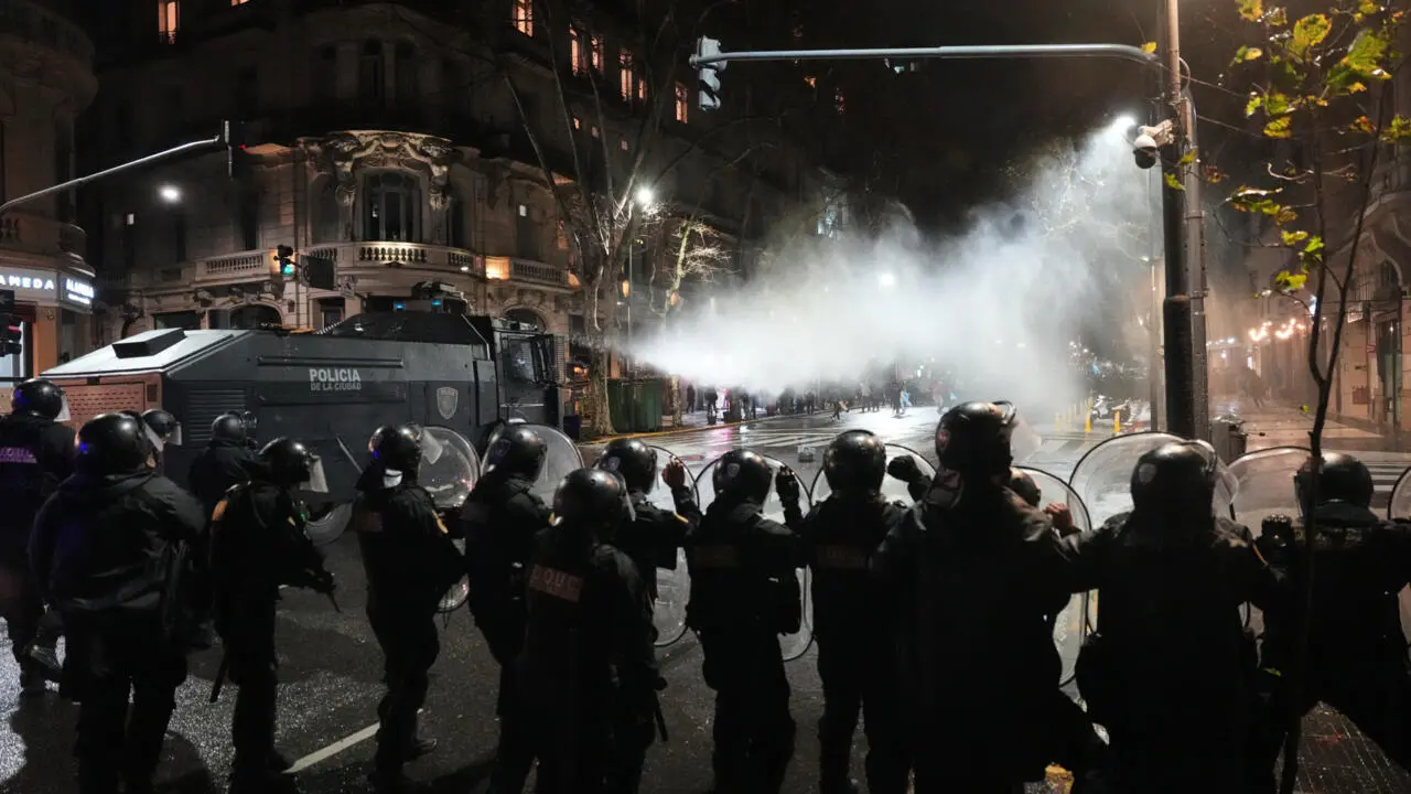 Argentine : mobilisation et heurts contre un projet de loi de Milei