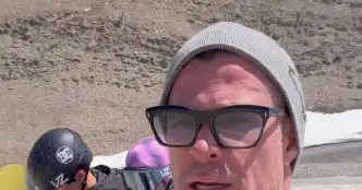 People Chris Hemsworth aux Deux-Alpes : l'acteur de Thor partage sa session de snowboard avec ses fils